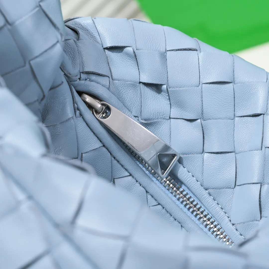 Batch 1120 small size haze blue 🔻BV Bottega Veneta's new early spring women's MINI JODIE handbag BV bag 🔥The new method is to round the corners on the original basis and knot the round hobo bag with classic woven leather. The most iconic triangular pull-out design, using sheepskin draped soft shape, is super suitable for concave shapes~ Jodie feels really gentle to people, and is definitely the best item for daily matching. It has the same weave, new elements and twists, is compact and versatile, and is the new favorite of street style Internet celebrities! Dimensions: 23x28x8 Model: 6699-1